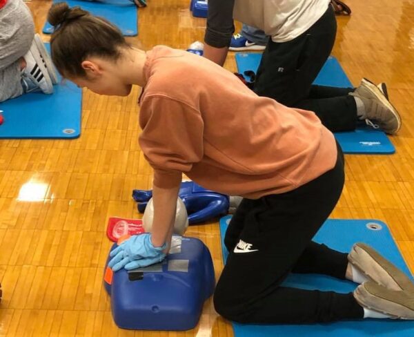 a girl using CPR